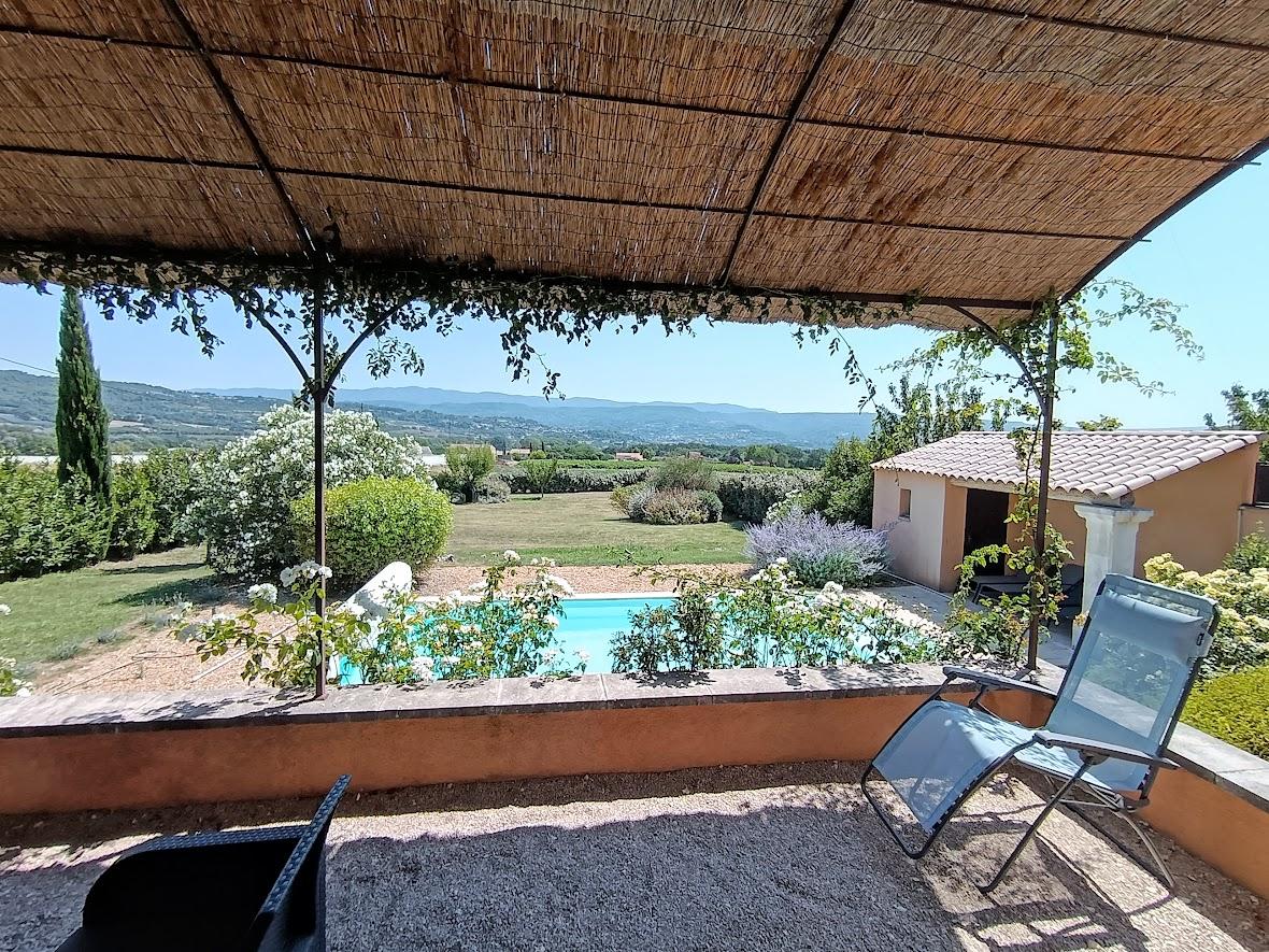 Terrasse avec pergola, vue Luberon